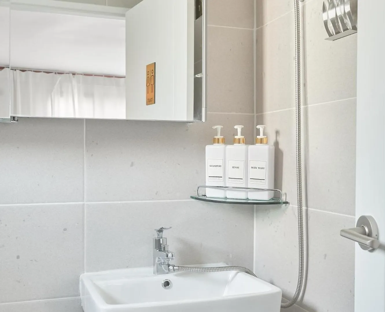 Hapjeong Station Exit7 Each Room, Living Room, Air Conditioning Modern House Seoul Villa