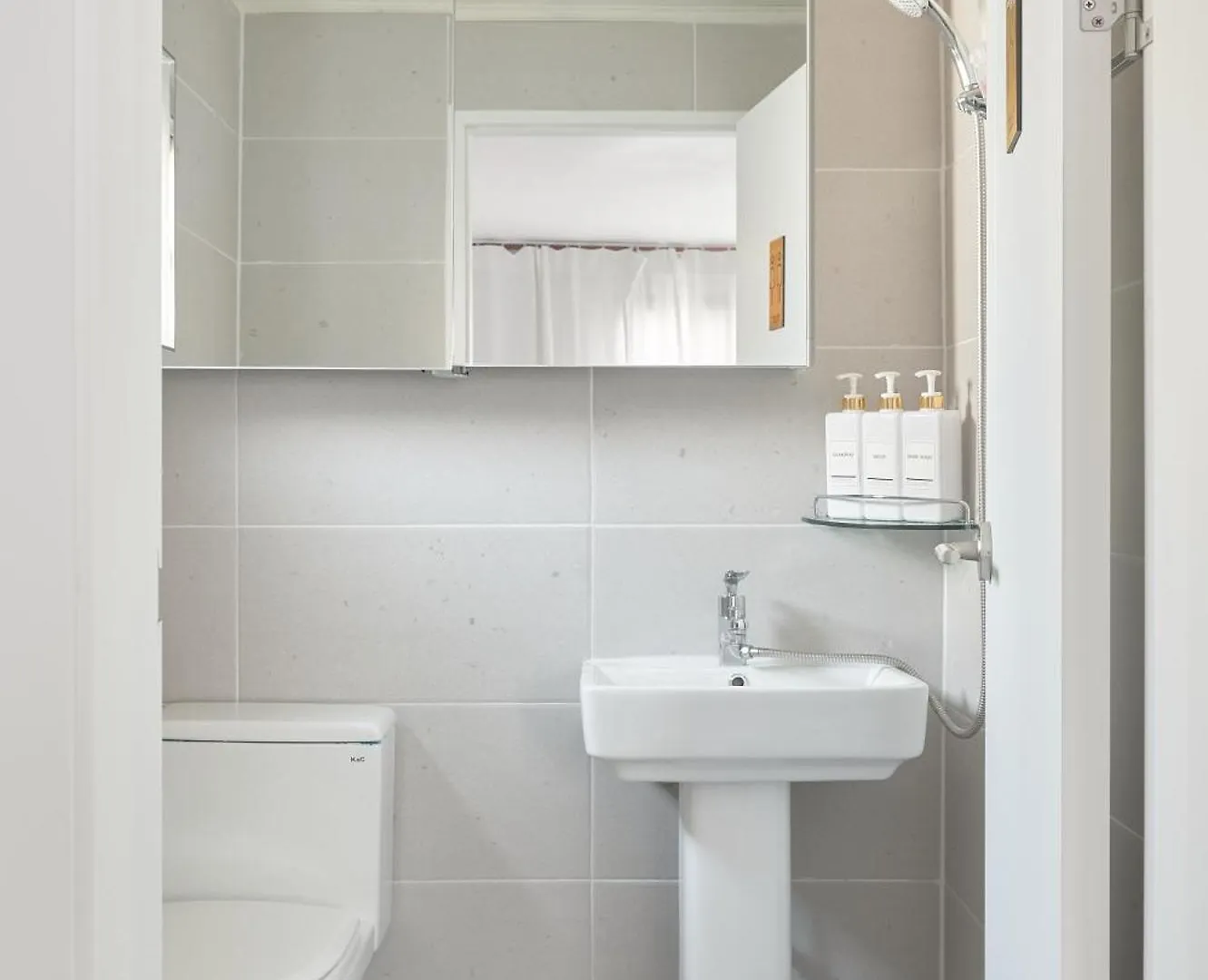 Hapjeong Station Exit7 Each Room, Living Room, Air Conditioning Modern House Seoul South Korea